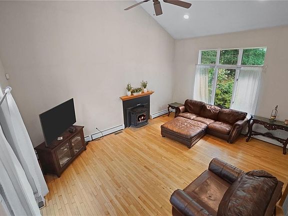 3rd image of 606 Hopkins Hill Rd