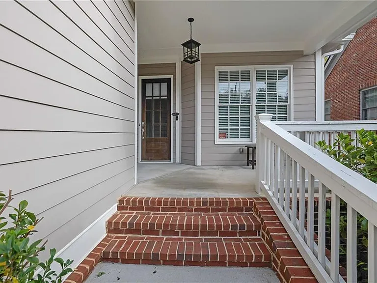 3245 Lynwood Dr — Photo 2