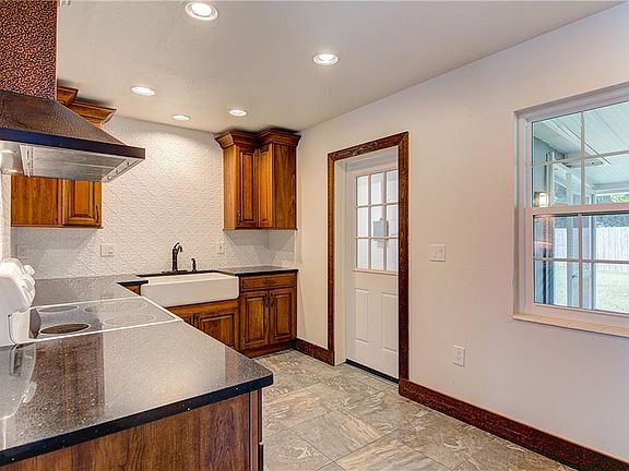 4th image of 2320 51st Avenue Dr E