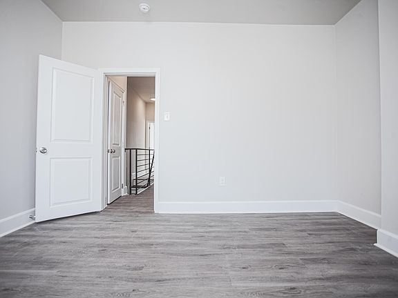 3rd image of 2853 N Taylor St #25