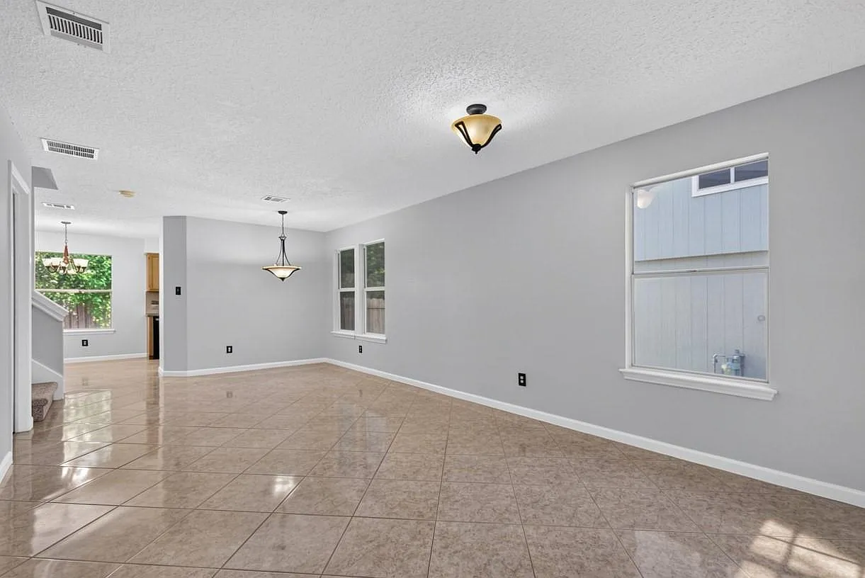 4 bed, 2.5 bath, 1910 sqft, $2,200 — Photo 3