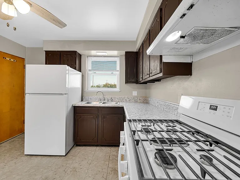 1307 Calumet Ave — Photo 12