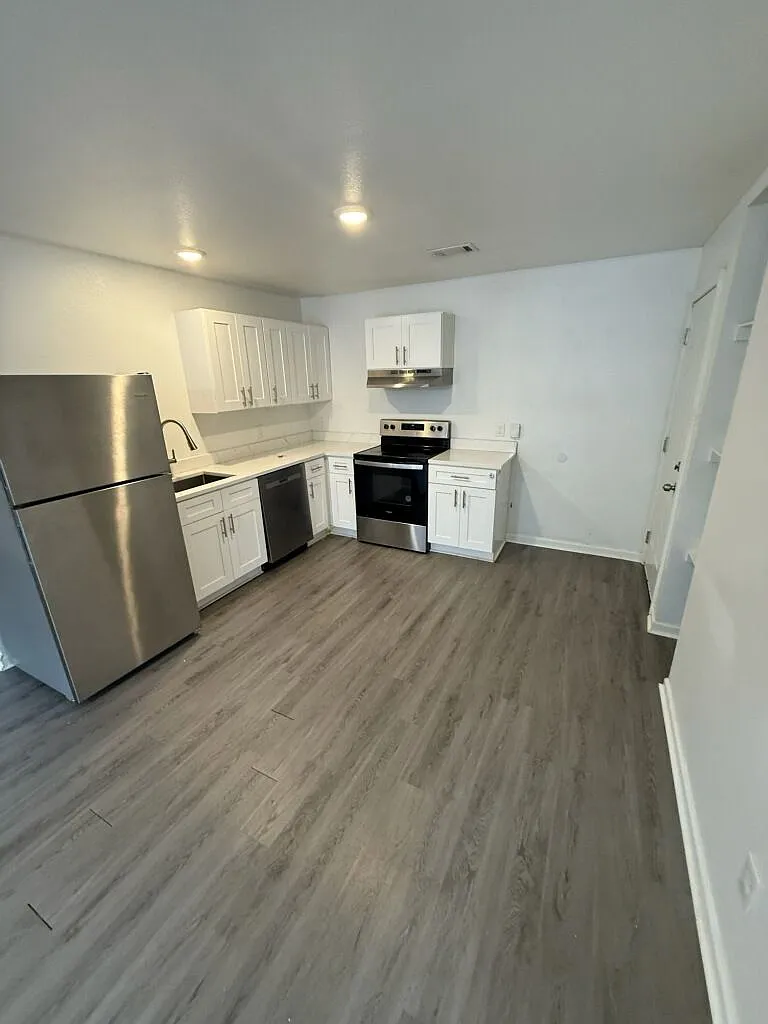 2 bed, 1.0 bath, $950 — Photo 3