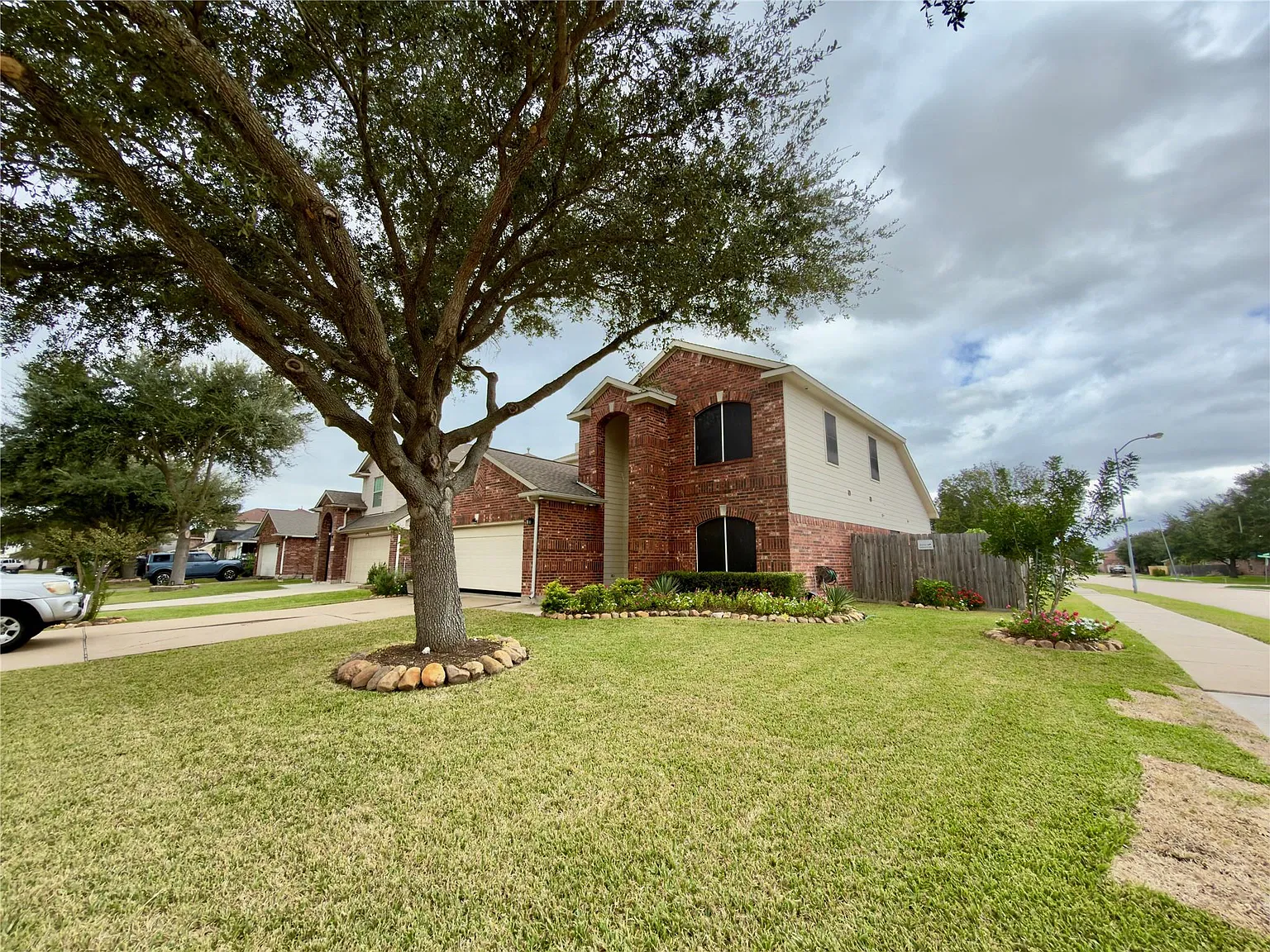 4 bed, 2.5 bath, 2506 sqft, $2,450 — Photo 2