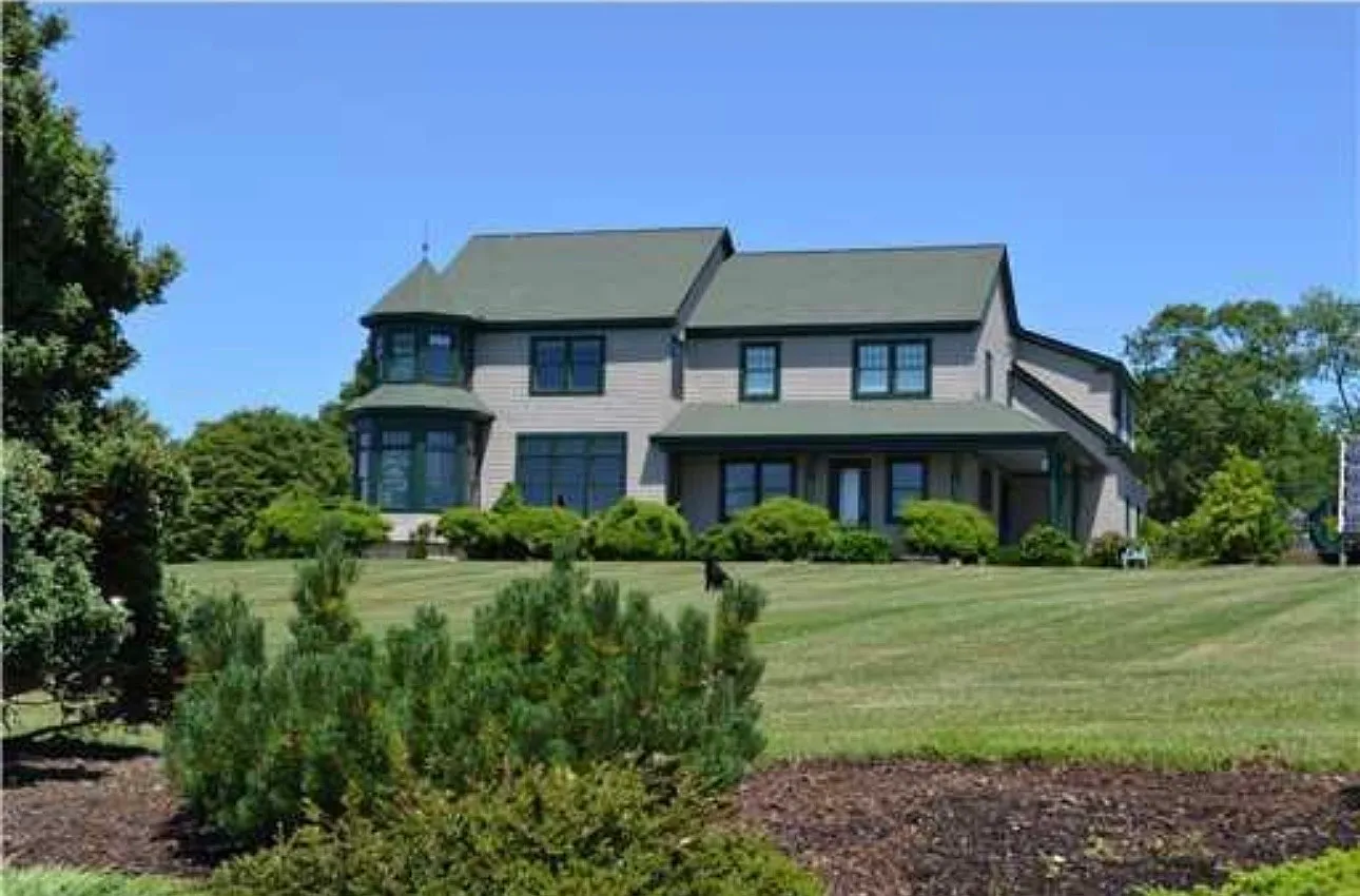 5 bed, 4.5 bath, 4653 sqft, $8,500 — Photo 1
