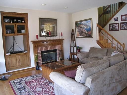 4th image of 1008 Evergreen St