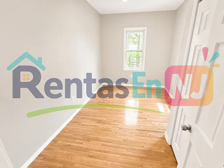 210 N 15th St #4B — Photo 2