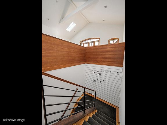 2nd image of 816 W Oakdale Ave APT 3
