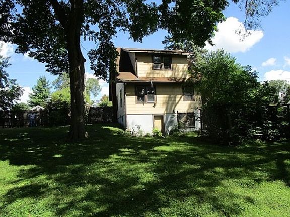 2nd image of 2312 Elm St