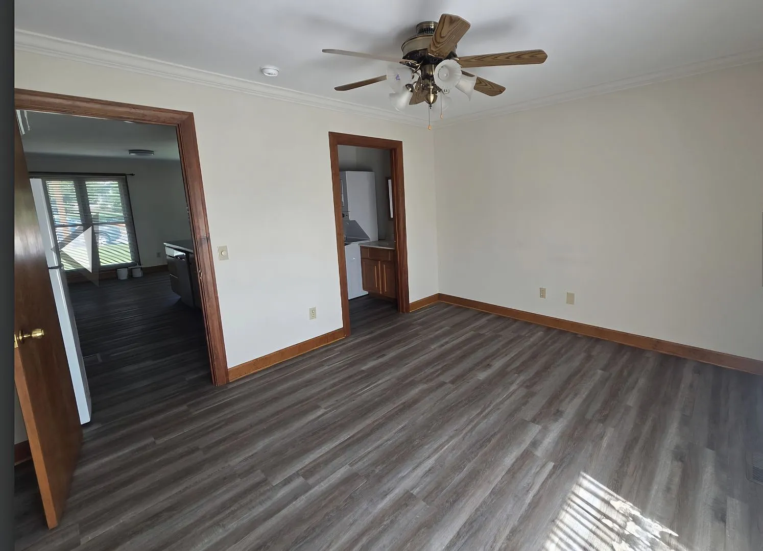 1bedroom 1 bath brick condo drive under garage — Photo 4