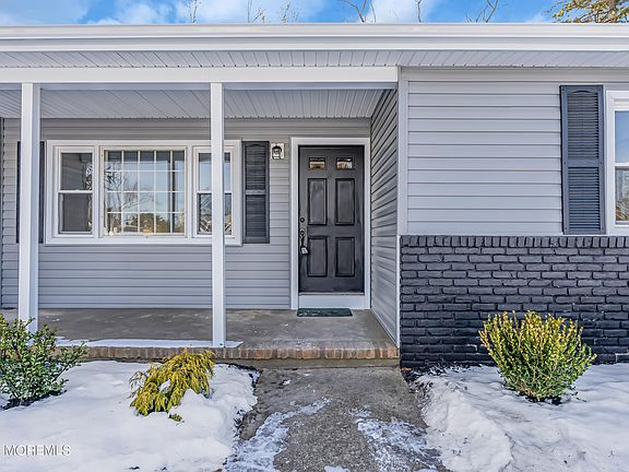 3rd image of 1157 Edgebrook Drive S