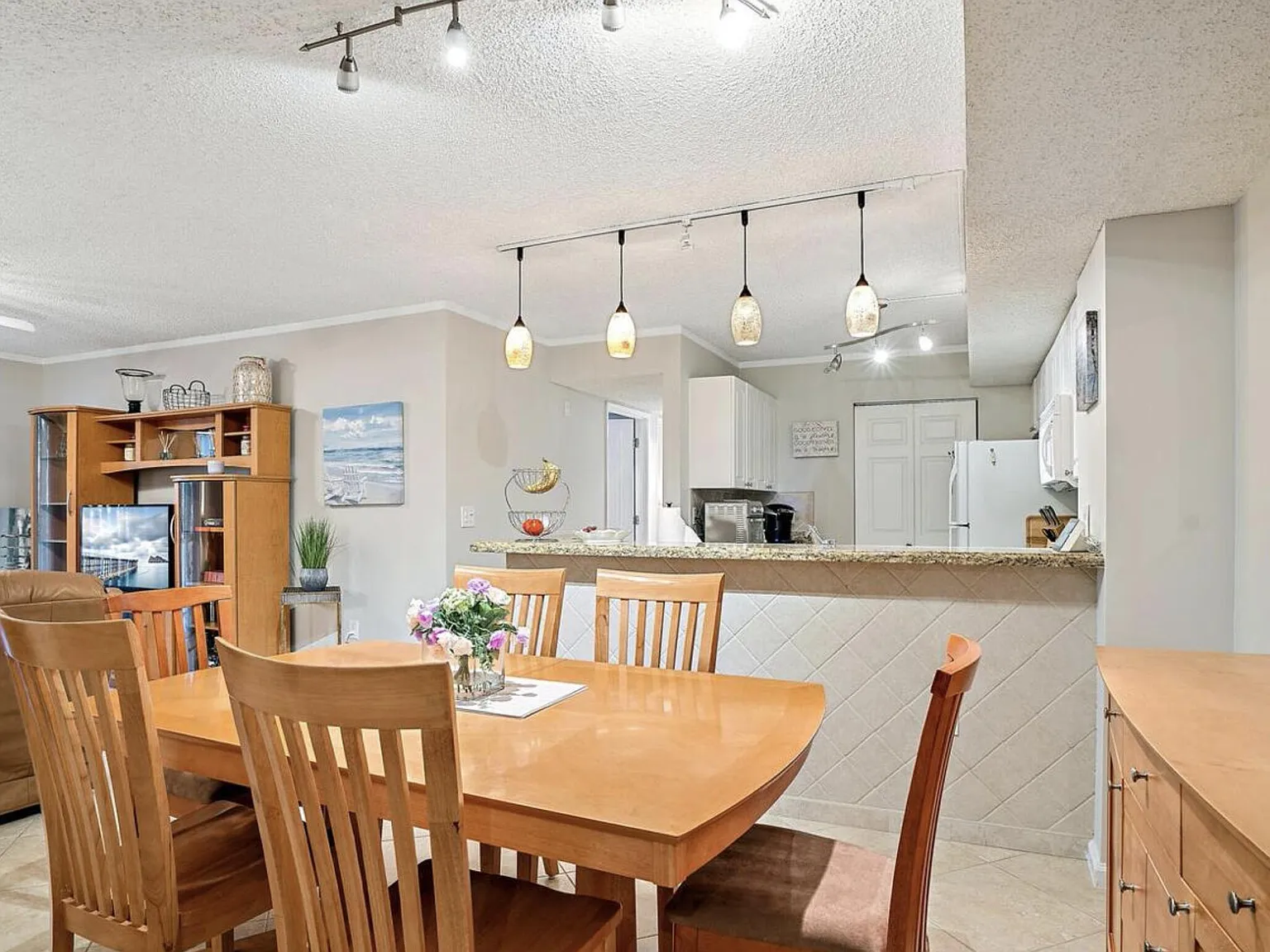 3 bed, 2.0 bath, 1374 sqft, $2,800 — Photo 4