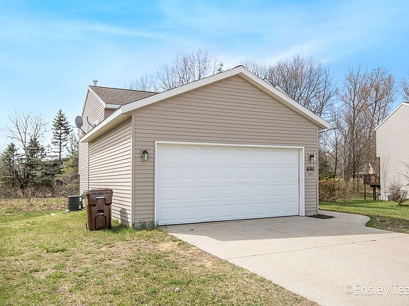 4th image of 608 Silver Birch St