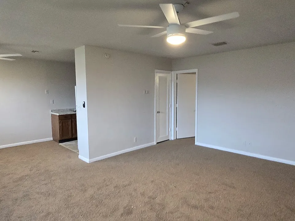 2209 NE 2nd St #8