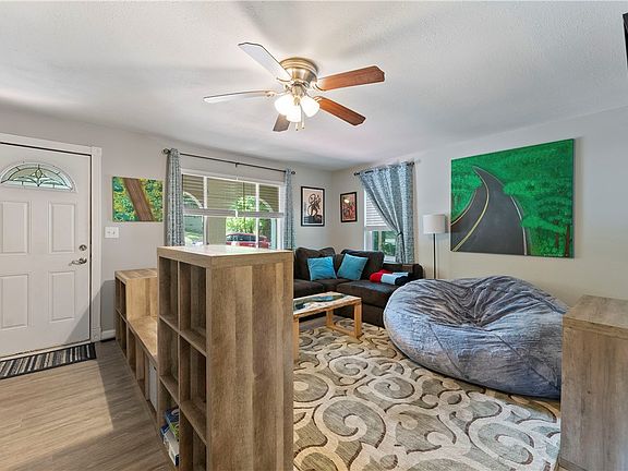 4th image of 606 NW Melody Ln