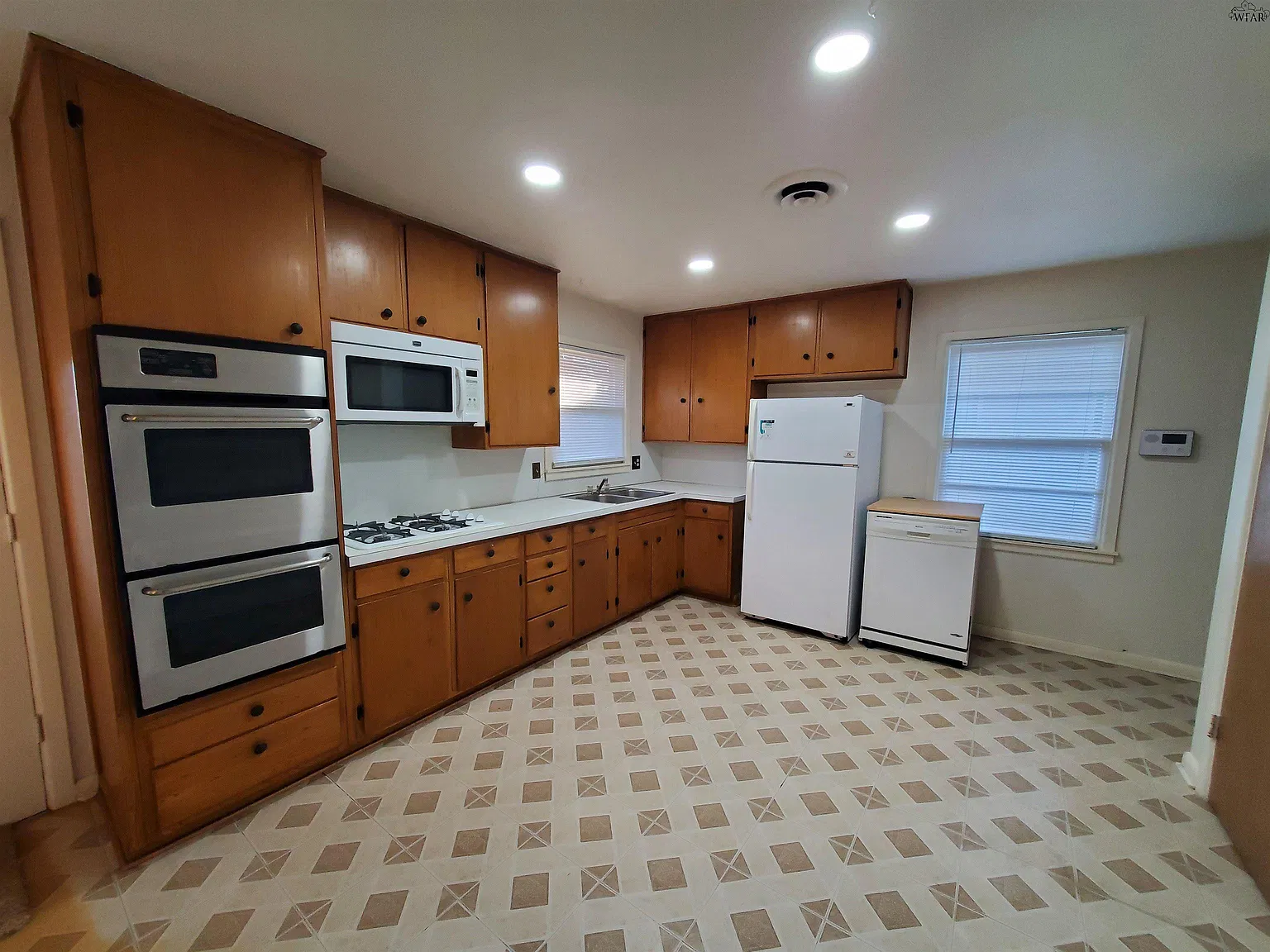 3 bed, 2.0 bath, 1316 sqft, $1,400 — Photo 2