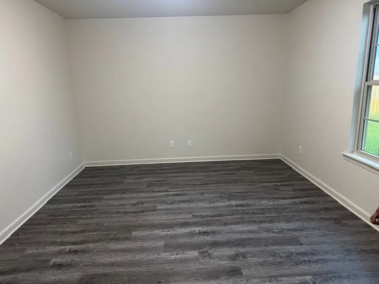 100 E Lauren Rd — Photo 4