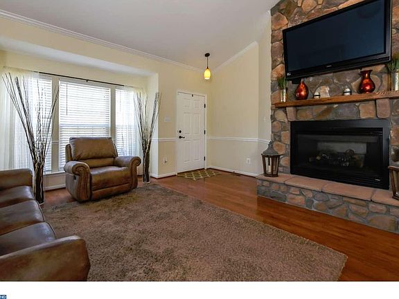 3rd image of 831 Barcelona St