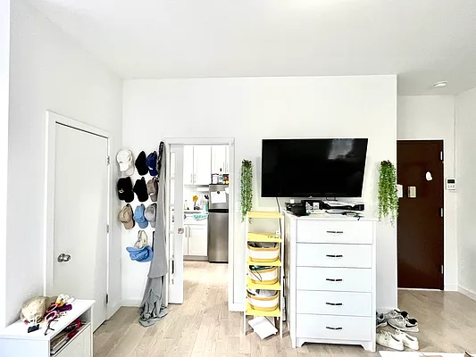 Rented by Pear NYC LLC | media 38