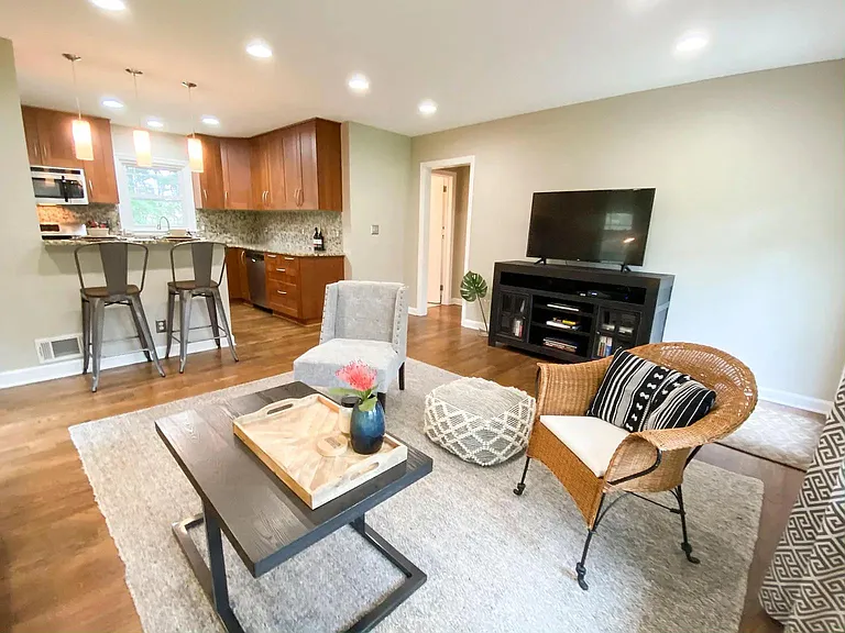 607 Burke Rd NE #A — Photo 4