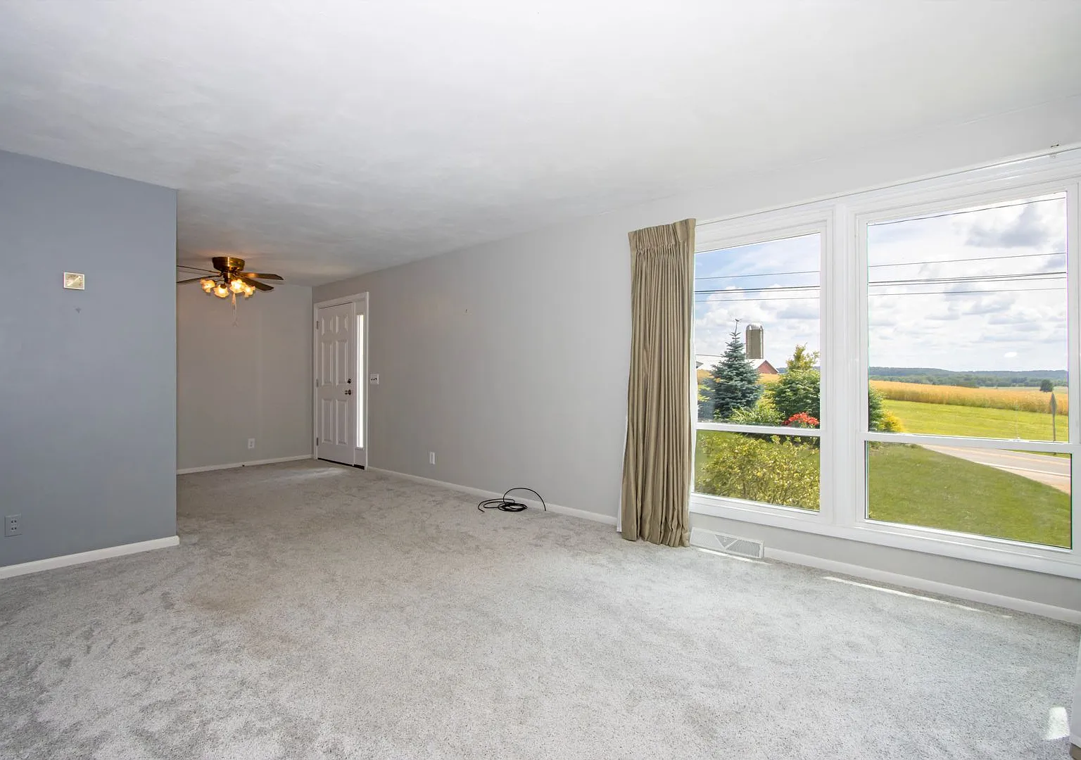 Four bedroom, single-family home — Photo 2