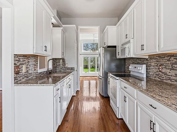 4th image of 3002 Farmville Cir