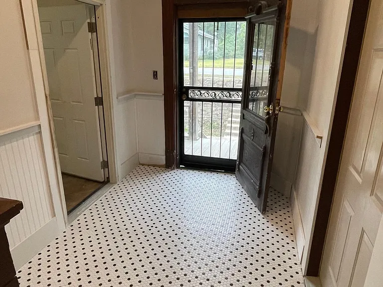 Lobby with access to apartments 2, 3 and 4