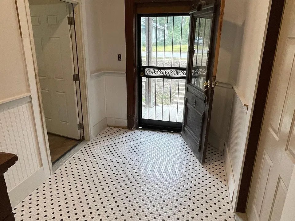 Lobby with access to apartments 2, 3 and 4