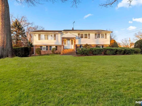 370 Valley View Ave, Paramus, NJ 07652