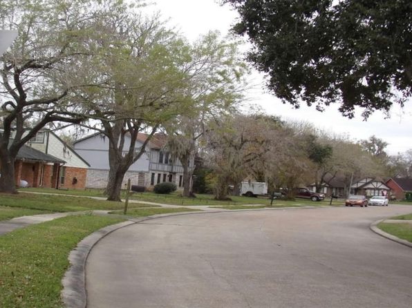 223 Wedgewood St, Lake Jackson, TX 77566
