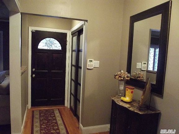 2nd image of 7 Meadowwood Ln