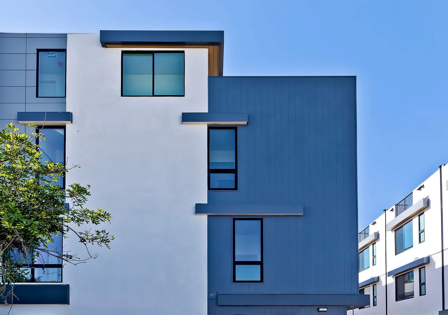 New Hollywood Townhomes — Photo 4