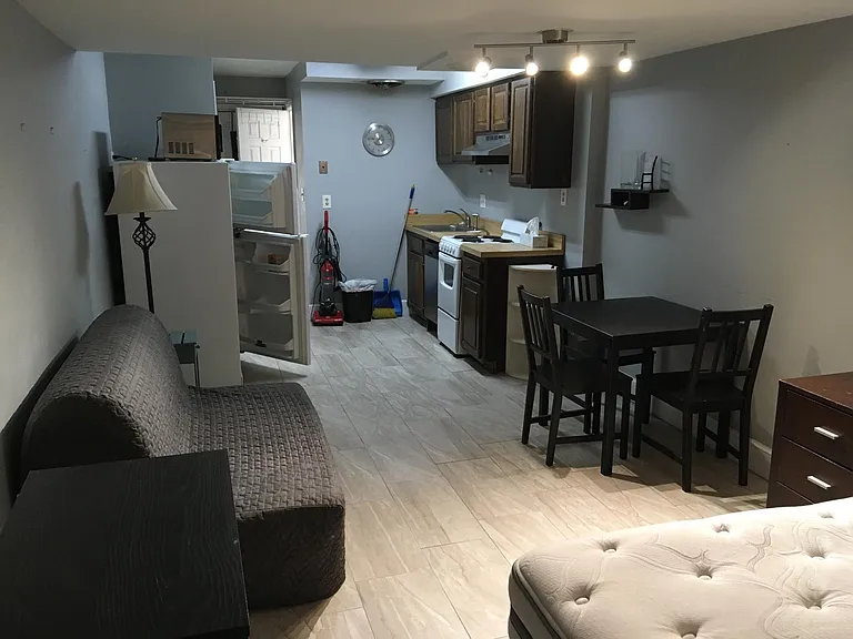 319 E St NE #B — Photo 2