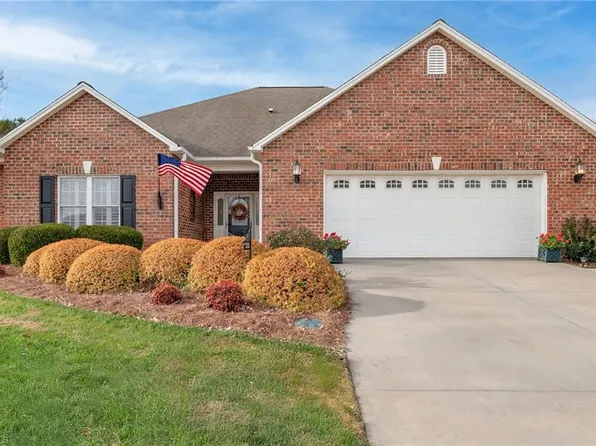 222 New Hampshire Ct, Mocksville, NC 27028