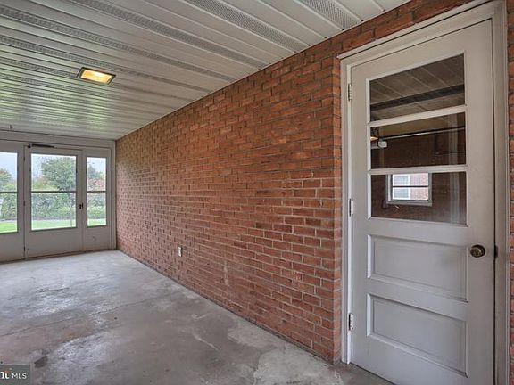 4th image of 110 Fleetwood Ave