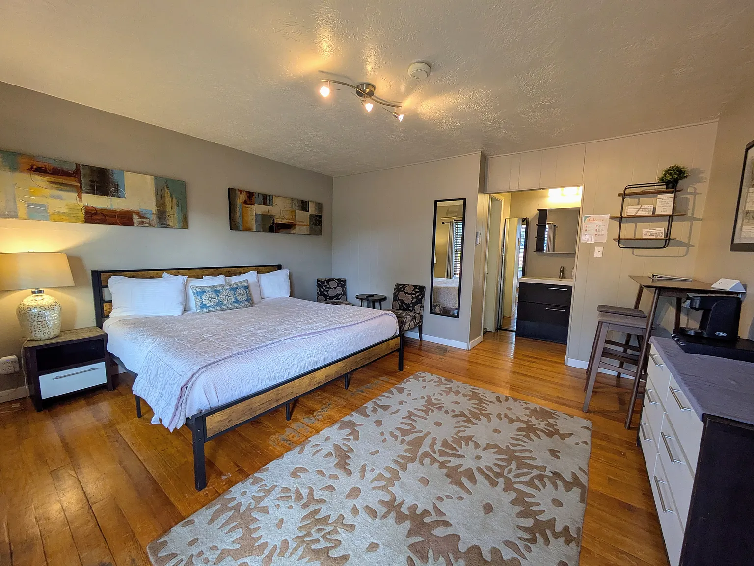 Studio, 300 sqft, $900 — Photo 2