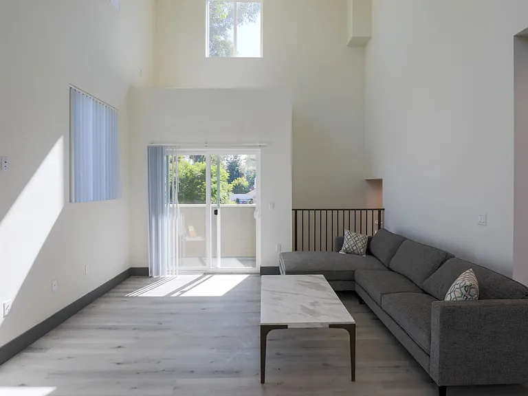1180 W 37th Pl — Photo 22