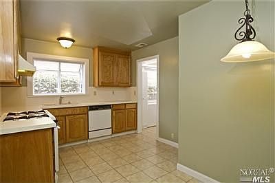 2nd image of 115 Ross Ave