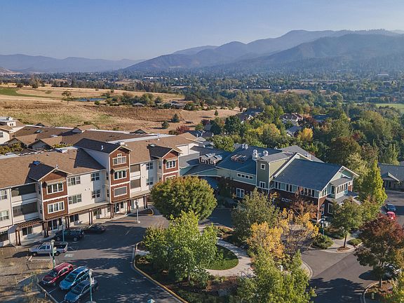 5th image of 924 Mountain Meadows Cir