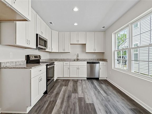 3rd image of 930 Railroad Ave