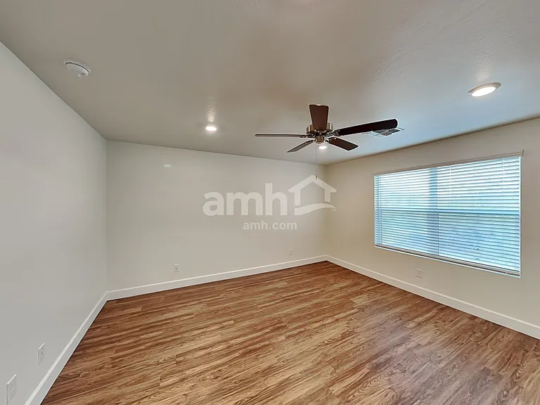 638 W Hackamore Ave — Photo 10