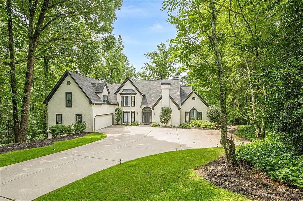 6 bed, 4.5 bath, 7100 sqft, $11,900 — Photo 1