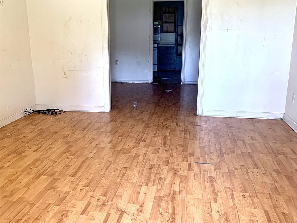 2nd image of 117 Henderson St