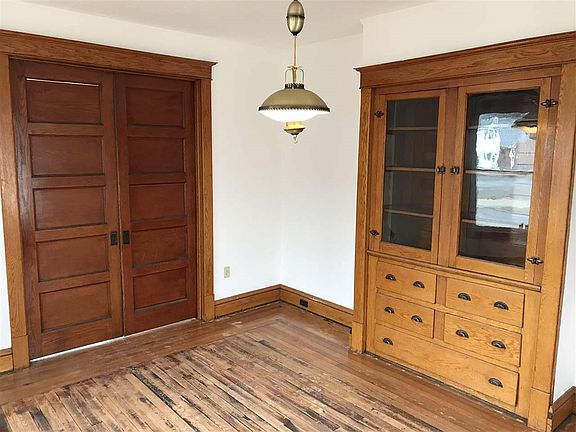 5th image of 713 Chestnut St