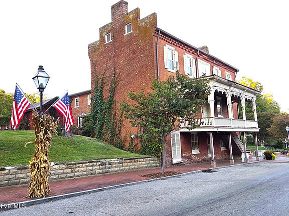 3rd image of 200 Main St W