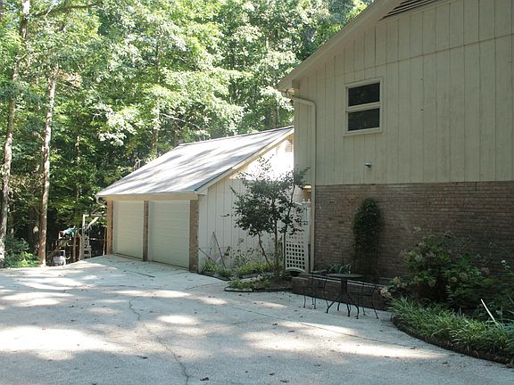 Detached 2-car garage