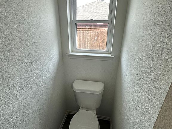 4th image of 2404 Henry Dr