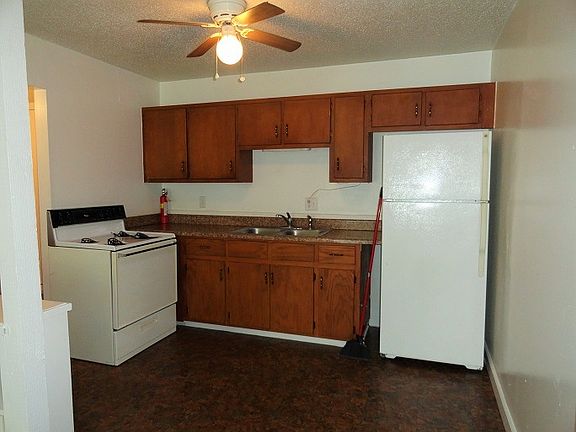 4th image of 15402 Bellaire Ave APT I