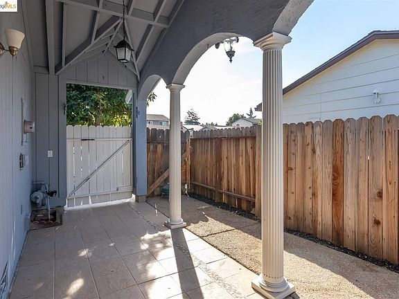 4th image of 2208 Banyan Way