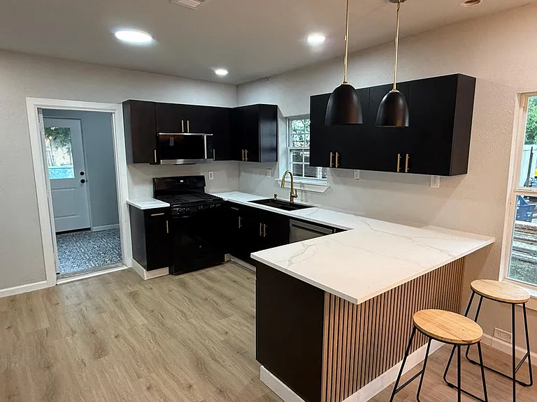 758 Bethpage Ave — Photo 5